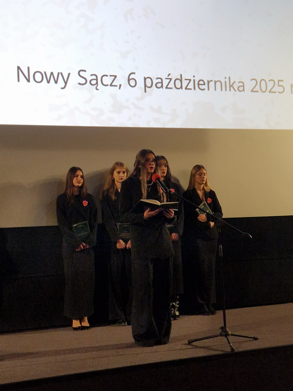 Zdjęcie Ślubowanie kl 1 2025 (44)8e6fc560-0541-4554-83a9-514c9d55f95a.jpg w galerii Ślubowanie klas pierwszych (6.10.2025)